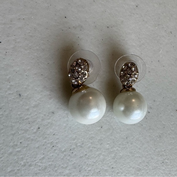 Jewelry - Elegant Pearl and Crystal Earrings